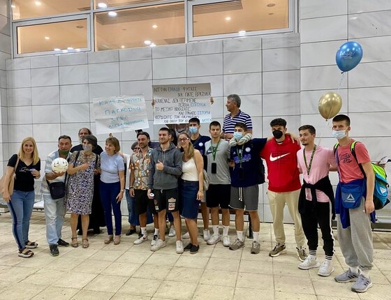Φωτογραφία του Παύλου Μιχαηλίδη από την άφιξη των αθλητών στο αεροδρόμιο Δημόκριτος.